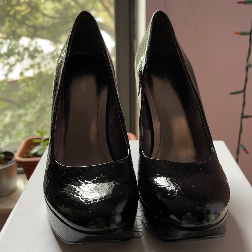 Patent black pumps